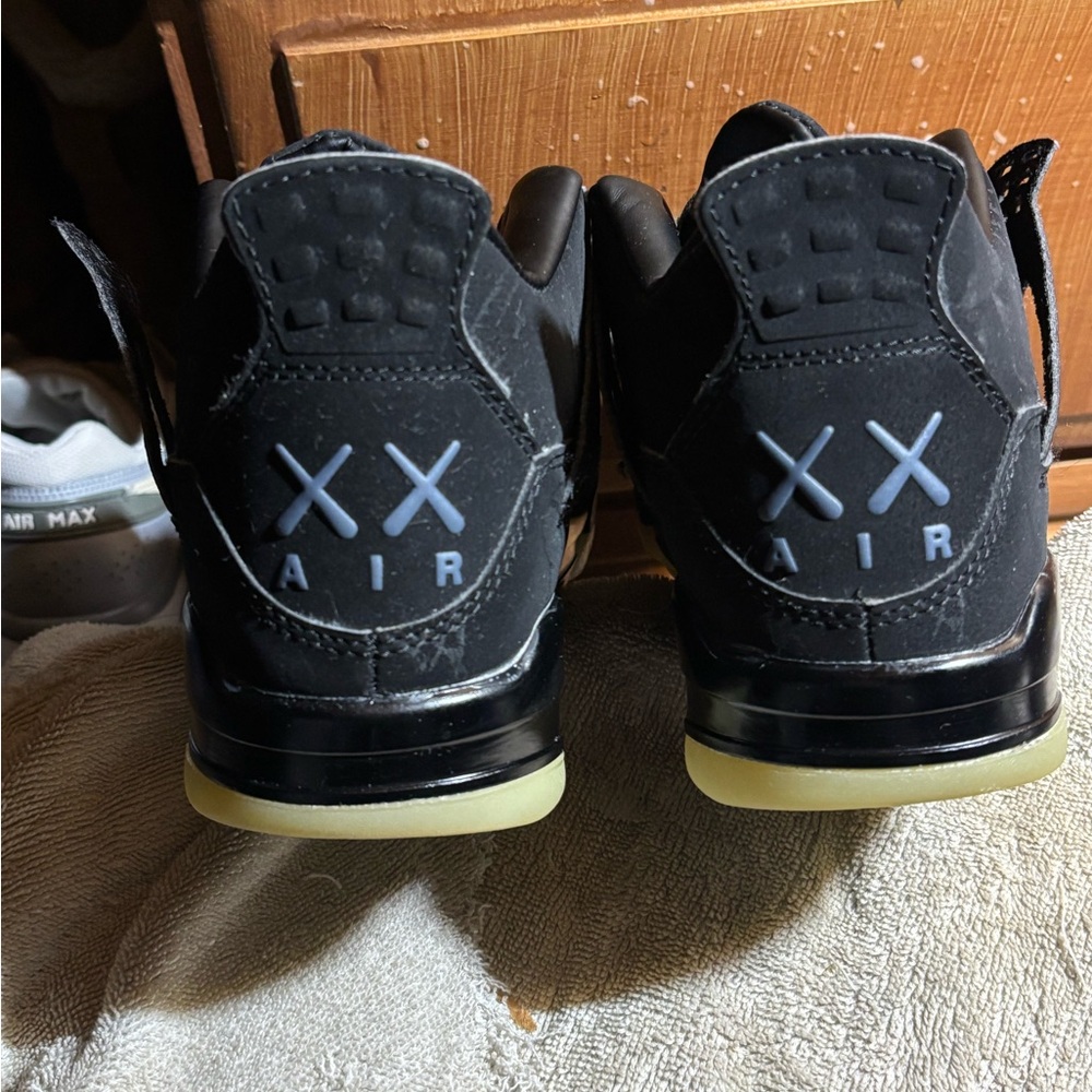Jordan Black Sneakers with Distinctive Heel Pattern